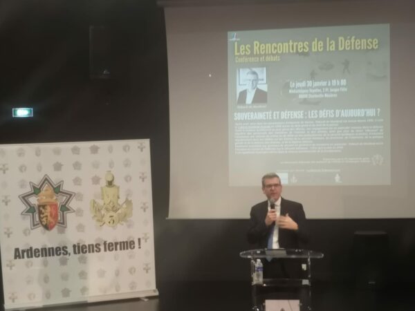 thibault de montbrial lors des rencontres de la défense